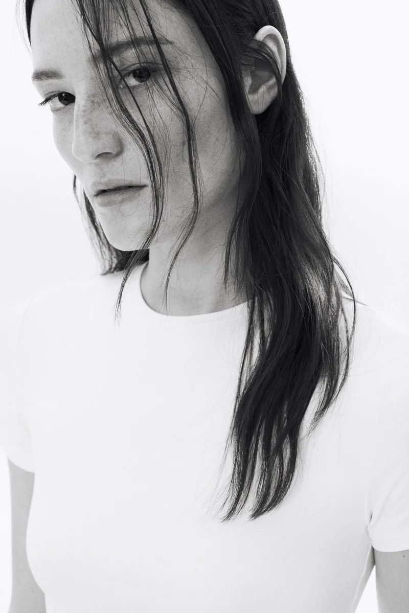 اتش اند ام تي-شيرت قصير من المايكروفايبر